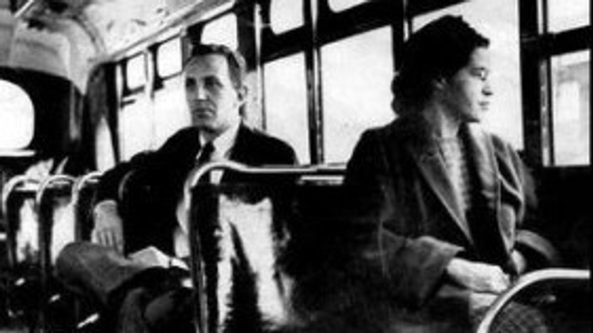 非洲妇女罗莎·帕克斯（Rosa Parks）因在历史上为白人坐在公共汽车上而被判入狱 今天，1995年12月1日