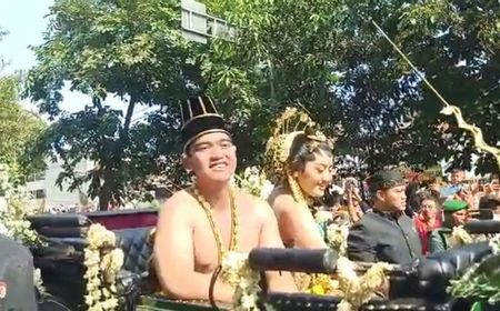 Kaesang dan Erina Sebar Udik-Udik Berisi Uang Rp50 Ribu Saat Kirab Pengantin