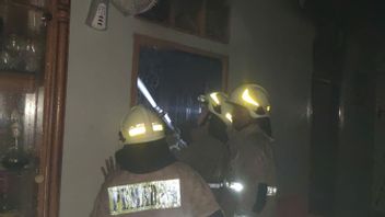 雷に打たれたテレビ、カクンの住民の家が燃える
