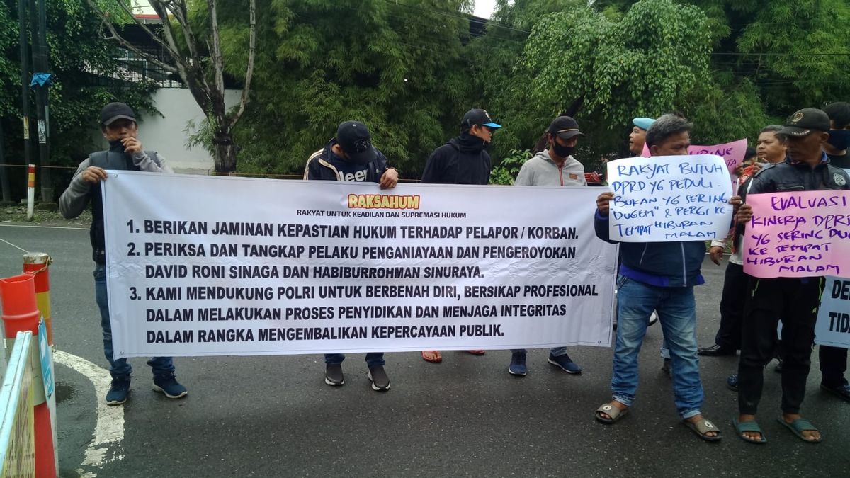 Massa Demo di Polrestabes Medan, Minta Polisi Tangkap Anggota Dewan Diduga Aniaya Warga