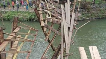 Suspension Bridge At Mukomuko Breaks, Pick Up Car Loaded With Oil Palm Enters The River