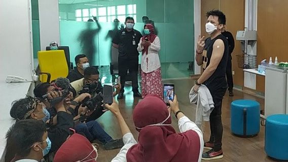 Hanya Gejala Ngantuk, Ariel Noah-Risa Saraswati Bisa Disuntik Vaksin COVID Tahap Dua 