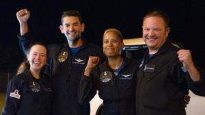 SpaceX Daratkan Kapsul Berpenumpang Sipil di Florida