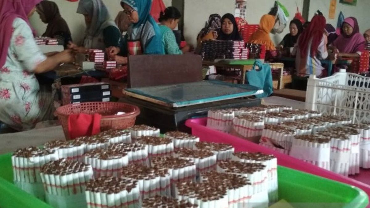 Indodata: Rencana Penambahan Layer Baru Rokok Dinilai sebagai Kebijakan yang Penuh Paradoks