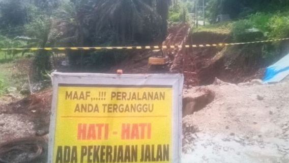 ميزانية 22 مليار روبية إندونيسية ، بدأ إعادة بناء الطرق المتضررة بسبب الزلزال في غرب باسامان