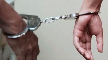 午夜,梳邦的黑色汽车被警察拦下,内容不寻常