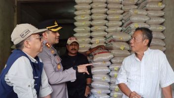 Sukabumi Residents Complain About The Rising Price Of Oil And Rice In The Market