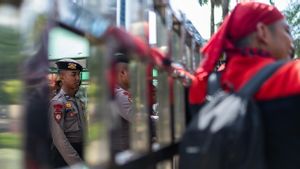 Tuntut Kenaikan UMP 2026, Ratusan Buruh Demo di Depan Balai Kota