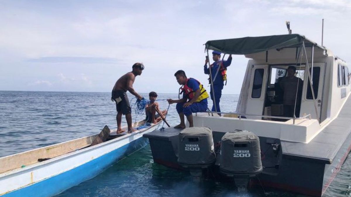 Dompu Water and Air Police Evacuate 3 Fisherman Victims of Boat Capsizing on Satonda Beach