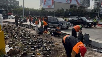 Petugas Kumpulkan 4 Ton Sampah Pascaperayaan HUT Persija di Bundaran HI