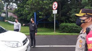 Petugas Periksa Kendaraan Berplat Ganjil di 6 Pos Sekat Kota Bogor