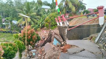 北明古鲁3个村庄的山体滑坡和洪水, 房屋垃圾材料到Hanyutkan居民船