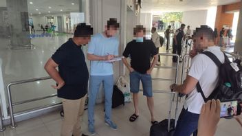 Russian Citizen Fugitive Interpol Arrested In Bali Handed Over To Police Headquarters For Deportation
