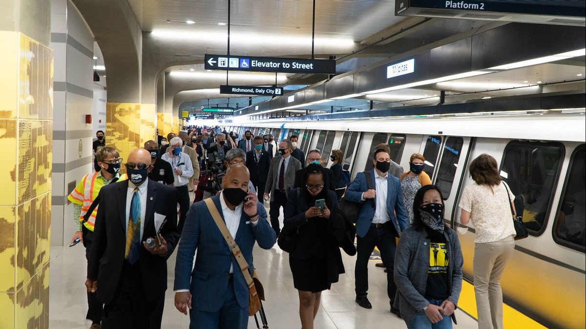 CDC Dinilai Hakim Federal Lampaui Wewenang, Aturan Penggunaan Masker dalam Pesawat dan Kereta di AS Bakal Dicabut
