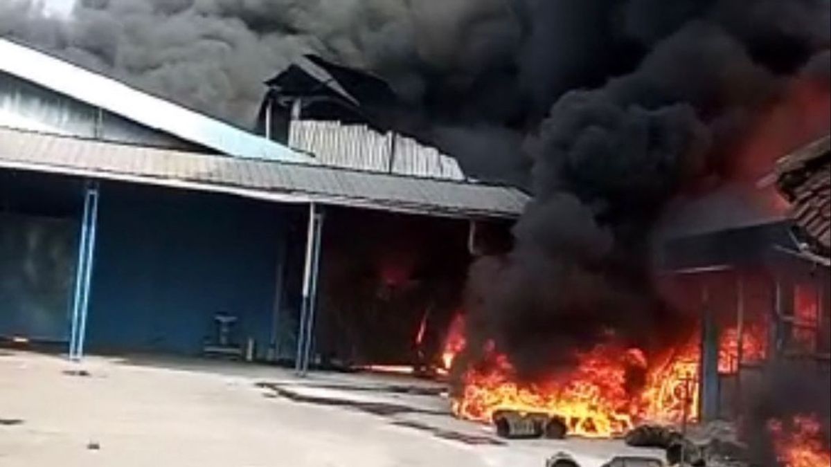 Pabrik Ember Plastik di Tangerang Terbakar, 9 Unit Damkar Diterjunkan