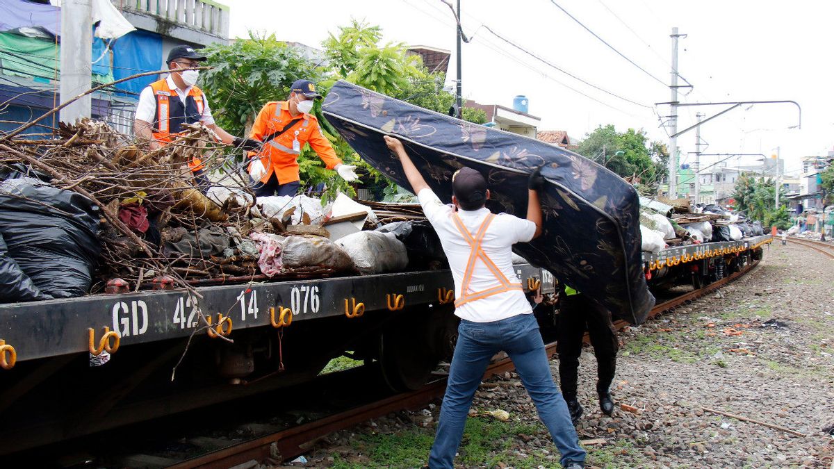 カンプンバンダンへのアンケ駅鉄道線路周辺の何百もの野生の建物が解体されました