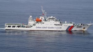 中国沿岸警備隊が係争中の釣魚島付近で日本の漁船を運転する