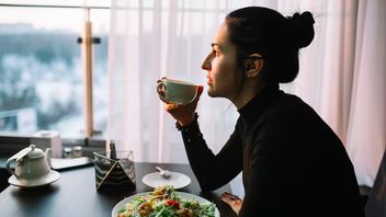 Baca Berita Bikin Stres? Coba Tenangkan Diri dengan Makanan Ini