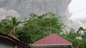セメル山が噴火、熱い雲が降り、ルマザンのサピタラン村につながる