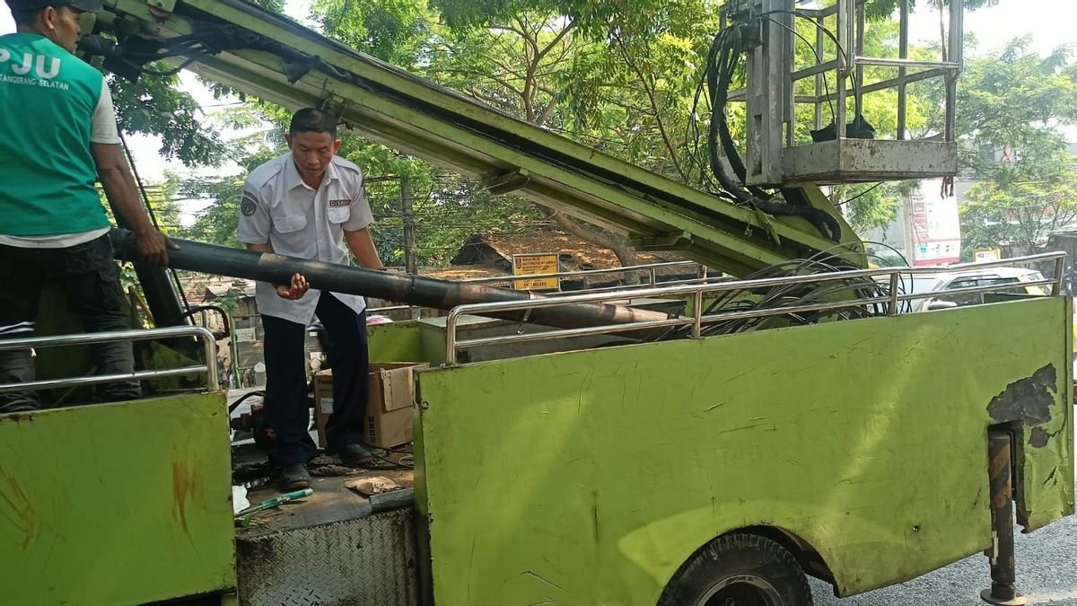 Electric Pole Collapses In Ciputat Handled, Lebak Bulus-Ciputa Line Reopens