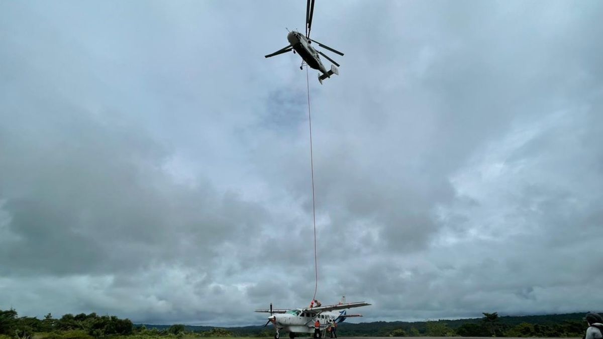 Pesawat SAM Air yang Ditembaki KKB di Nduga Papua Dievakuasi dengan Helikopter Kamov