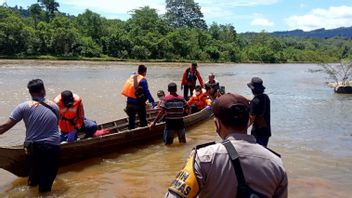 Cette Dérive Chronologique De 3 Voyageurs De La Destination Riau à Sumatra-Ouest