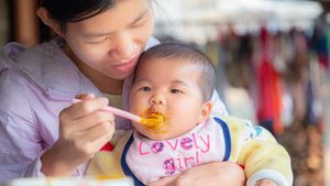 Bongkar Mitos dan Fakta Asupan Bayi, dari Pemberian ASI hingga Makanan Pendamping yang Tepat