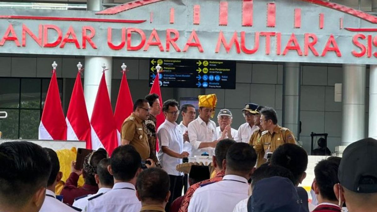 佐科威总统为穆蒂亚拉·西斯·朱弗里·帕卢新机场揭幕