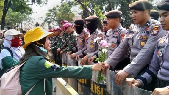 BEM SI Demo Moves To Front Of DPR Building, Refly Harun: No Need To Worry About Other Aspirations, For Example Jokowi Resigns