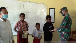 Wajah Gembira Siswa SD Naramben Papua Terima Buku Tulis dari Satgas Yonif Mekanis 512/QY