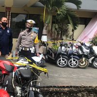 Bikin Kaget Polisi, Ada 2 Anak Anjing Disimpan di Jok Motor Balap Liar