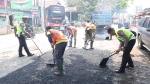 Cegah Kecelakaan Lalu Lintas, Satlantas Polres Pekalongan Bantu Perbaikan Jalan Rusak
