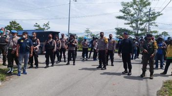 شرطة ميميكا تفرق المتظاهرين الذين يرفضون أوتسو ويطالبون بإجراء استفتاء