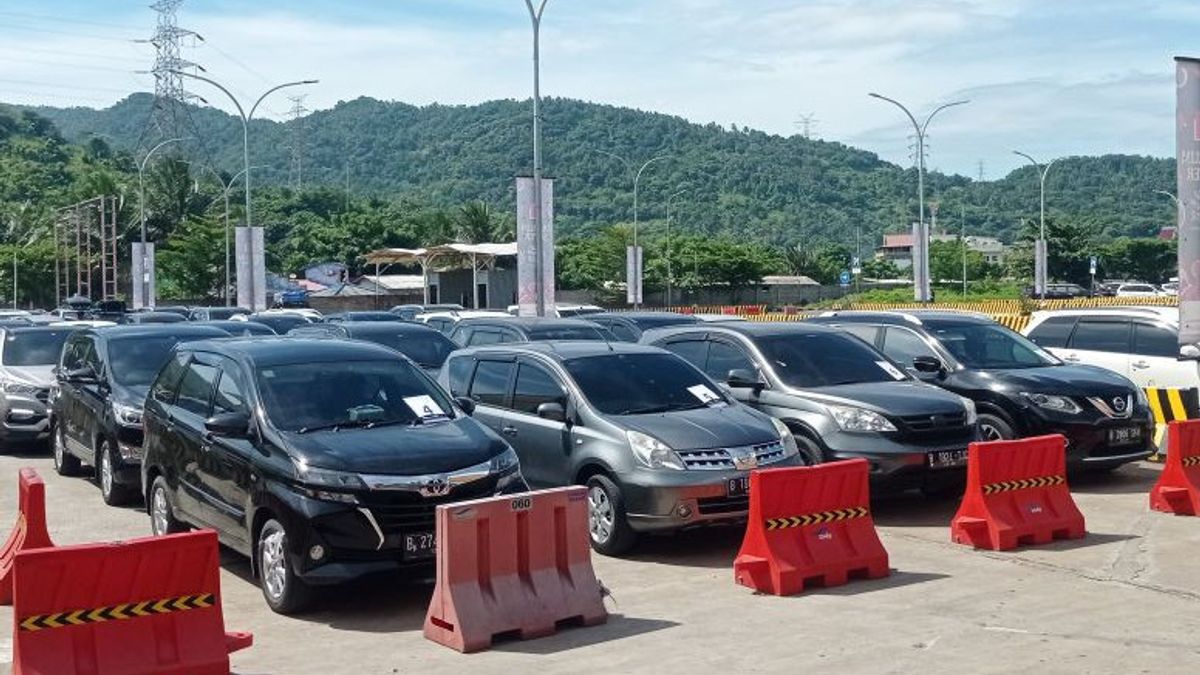 Merak Port Executive Pier Crowded With Vehicle Queues