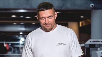 Usyk Tanding Football For The Promotion Of The Charity Agency