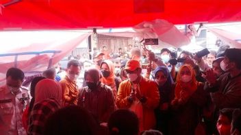 Mensos Kunjungi Anak-Anak di Tenda Pengungsian Gempa Pasaman Barat