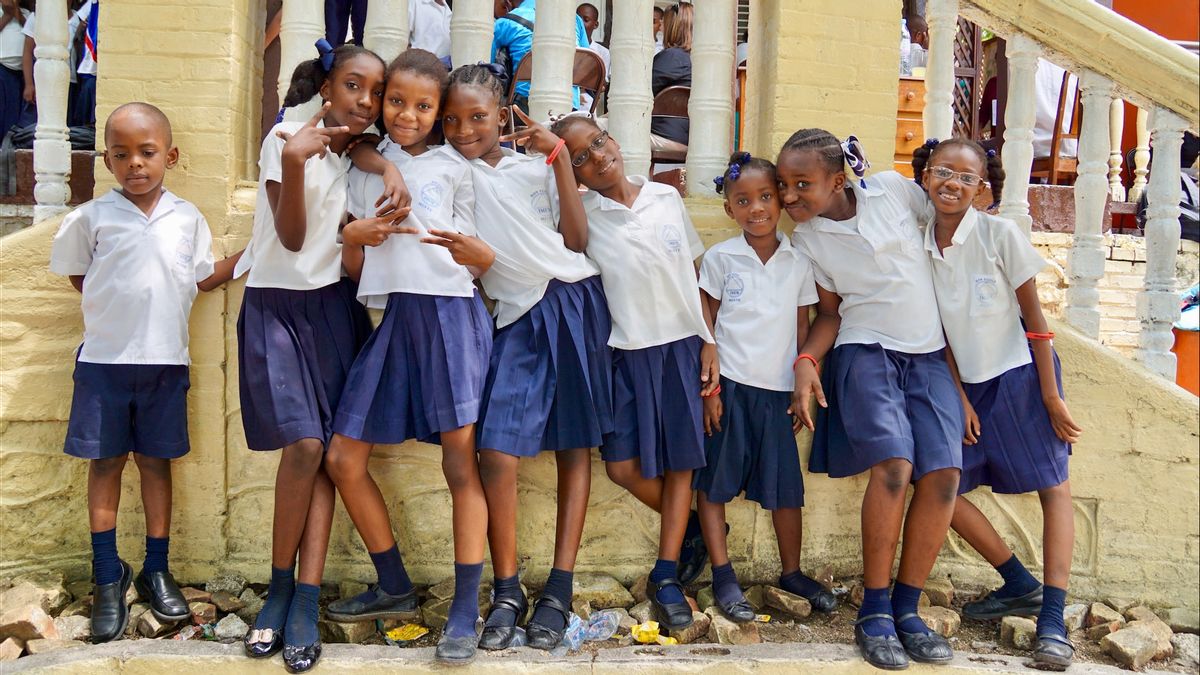 犯罪团伙在海地学校的袭击正在增加：桌子、长凳和大米也被洗劫一空