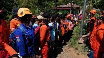 センダンで儀式を行った後、3人の住民がアンガラン山の斜面で迷子になる