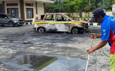 Mini Bus Diduga Pengangkut BBM Ilegal Terbakar di Kuala Pesisir Aceh