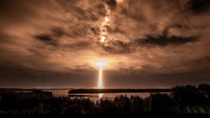 Puing Roket SpaceX Jatuh dan Hantam Ladang Petani di Polandia 