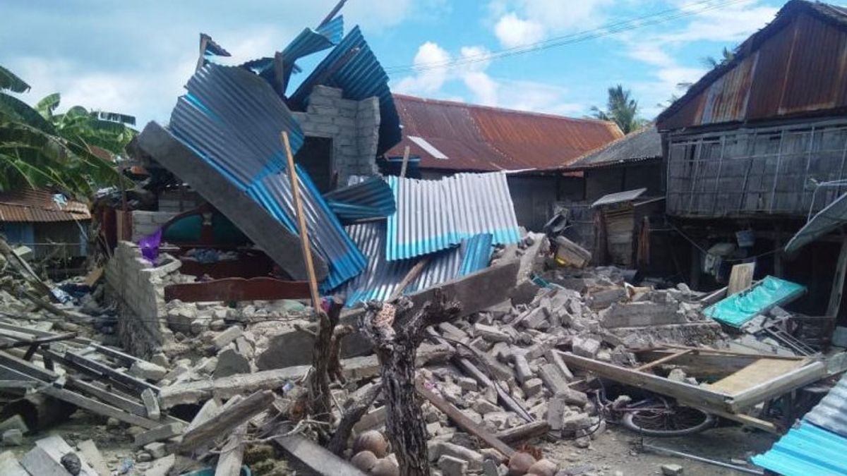 塞拉亚尔的一些房屋因7.5级地震而倒塌，居民撤离到高地。