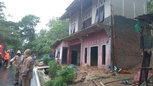 Heavy Rain, Mother And Child Died Buried By Landslides In Cianjur