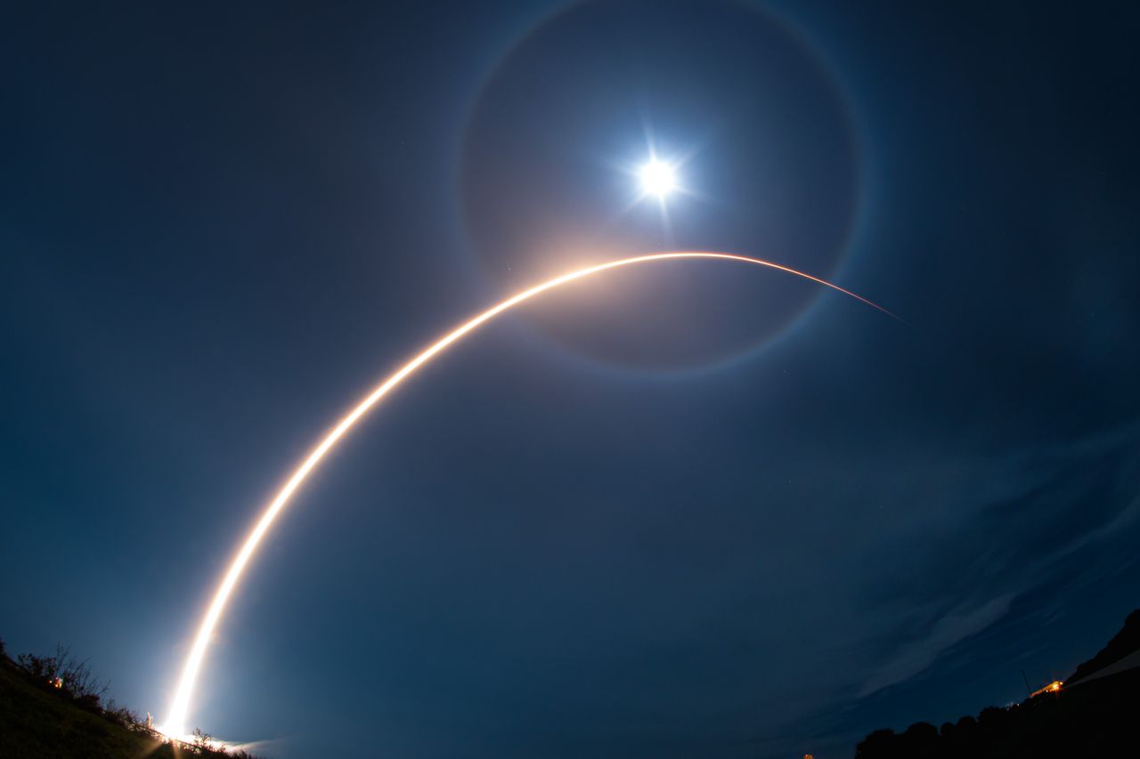 SpaceXはファルコン9ロケットを使用して23個のスターリンク衛星を打ち上げる
