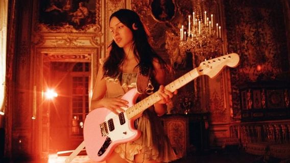 奥利维亚·罗德里戈在她的新专辑《你看起来对一个如此爱恋的女孩来说很悲伤》中揭露了爱情的黑暗面