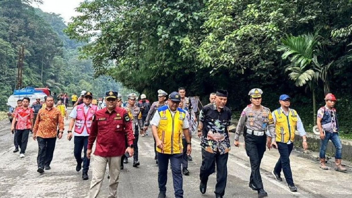 Polisi Berlakukan Buka Tutup di Tiga Titik Jalan Lembah Anai Sumbar