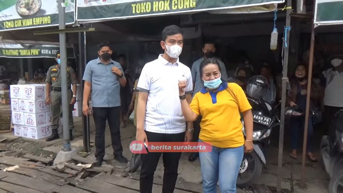 الأمهات في سوق ليجي سولو مندهش لرؤية ماس جبران القفز مباشرة، وبعض الثناء 'وسيم الابن باك Jokowi'