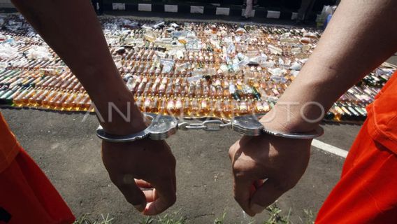 La police de la charia de Banda Aceh arrête deux boireurs pendant le Ramadan