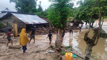 236 Heads Of Families Affected By Floods In Parigi Moutong, Central Sulawesi Need Ready-to-eat Food