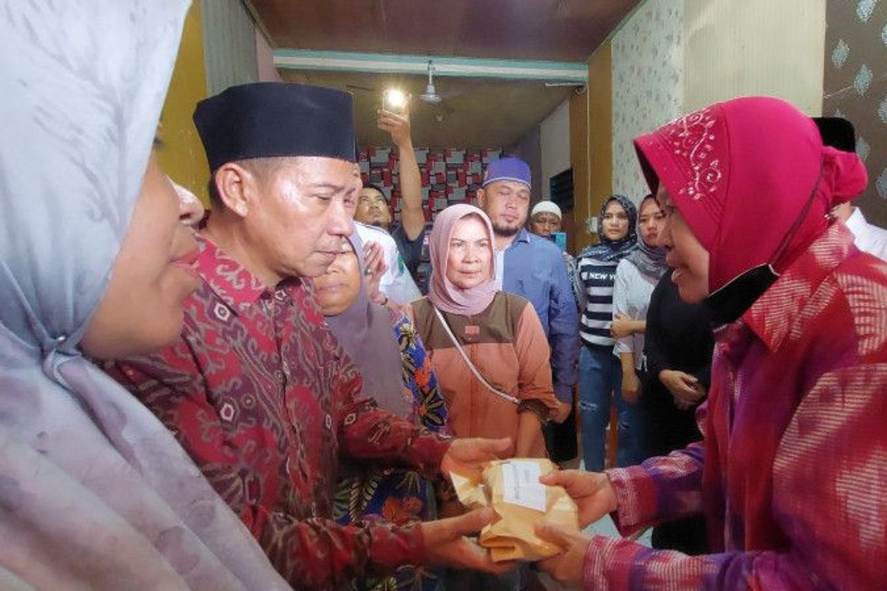Social Minister Distributes President's Aid To The Families Of Hurricane Victims In Bengkulu