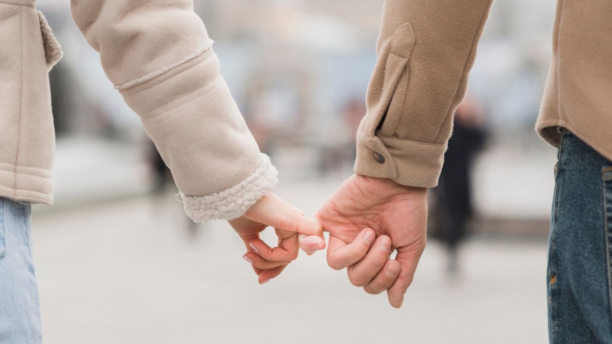 身体语言专家认为,与夫妻握手的8种方式的含义